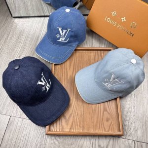 L家。刺绣款 超A品质 最新款！时尚潮流，高端做工！每一个帽子都是用心之作！牛津材质！头层牛皮！配盒子、防尘袋！非一般的品质，细节也很重要。真皮帽钉，真皮调节带