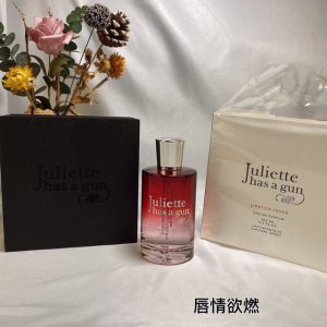 专柜品质 Uliette Has A Gun佩枪朱丽叶唇情欲燃 Ml 花香果香调 融合了鸢尾花，紫罗兰精粹和覆盆子的香气，一款美食调香水 让人联想到女性时尚口红