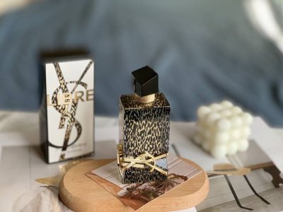 专柜品质 圣罗兰限量豹纹香水90Ml豹纹纸盒的外观让人闻到了一丝狂野的气息，永不过时的豹纹果然经典，再一次捕获了人们的心~这瓶自由之水就太绝了，是Ysl所有香水