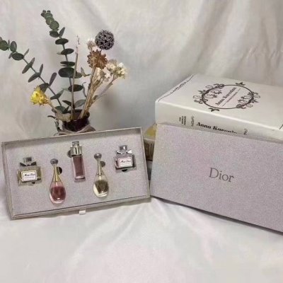 专柜品质 迪奥香水小样五件套银盒！内含：淡香真我5Ml，浓香真我5Ml，粉色魅惑5Ml，黄色甜心5Ml，粉色甜心5Ml。