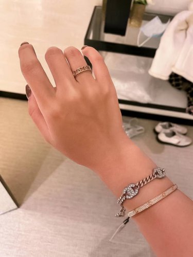 我们出品 Zp6110，量大咨询客Fu 必入爆款手链！ 香奈儿Ch Nel手工坊Choker城堡系列 非常重工，我们一致致Zp，黄铜材质，每个字母的棱棱角角跟足
