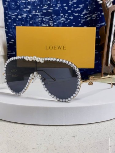 Loewe罗意威 2025新款大框一体太阳镜欧美个性镶钻珍珠奢华嘻哈时尚墨镜