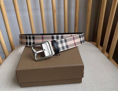 新款 Burberry 巴宝莉专柜同步上新双面两用的意大利制腰带 选用格纹环保帆布精制而成 反面采用光滑皮革 搭配镀钯金专属标识图案饰牌搭扣 宽:3.5Cm 精