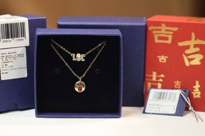 Swarovski 双层表情包 锁骨项链 高品质！配如图全套包装！全国！ 均自家实图拍摄，活动产品数量有限，售完即止！