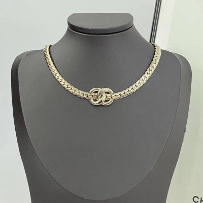香奈儿项链热销爆上新 Chan 25 纽转双C蛇骨Choker 柔软细腻的高级光泽感，镜面的反射作用闪闪发光！ 浅金很有暖调气质女人的感觉，搭配金色镜面扭转双C