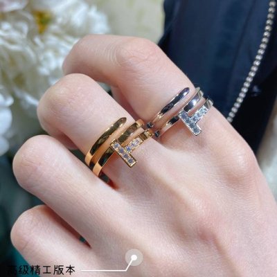 V金材质 6450180。码数678 蒂芙尼三圈双t戒指 Tiffany T Two戒指全新诞生，字母t线条强烈大胆，富于力量。娜塔莉与态度鲜明的tiffany