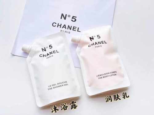 高端品质 香奈儿5号沐浴香氛两件套袋装！内含：200Ml*2。香水诞生100周年，香奈儿5号工厂p Factory 5 Collection 套装组合奢华的沐浴
