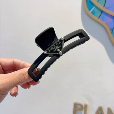配包装 Prada 普拉达 欧美新款磨砂材质抓夹，明星同款 女神必备单品，非常百搭，时尚发夹， 戴上它满满的高大上。