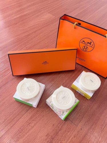 专柜品质 Hermes爱马仕香皂礼盒套装 爱马仕花园系列沐浴香皂三件套！ G*3。味道：屋顶，李先生，尼罗河。泡沫非常丰富，质地也很温和，冲洗后皮肤摸上去涩涩的