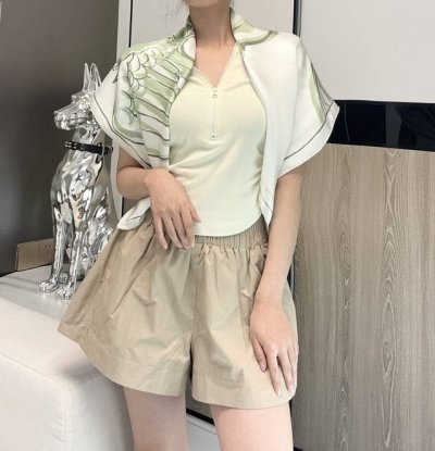 230。自由飞马”18Mm顶级真丝双面同色90方巾～Hermes 手工卷边斜纹真丝方巾（100%桑蚕丝）。这款爱马仕的经典单品展现强大而迷人的女性魅力精髓。此9