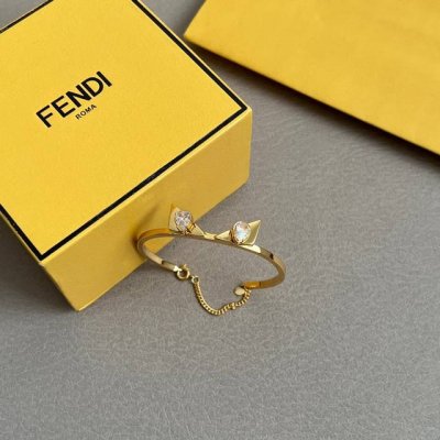 Fendi 芬迪 手镯 高端定制 爆款新款 简单大方 华丽登场 很难见到如此熟悉 素雅的手镯 非常适合日常搭配 宝宝们 这个绝对值得入