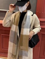 重磅推荐巴宝莉 新品 情侣款 羊绒围巾臻选上乘的山羊绒纤维，耗时耗力，再以清泉水浸泡涤荡，使羊绒纤维呈现出独特的蓬松质感，手感才如此细腻，采用轻缩绒工艺，才有奢