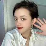 celine 新款金色凯旋门耳钉 与众不同的设计 个性十足 颠覆你对传统耳环的印象 使其魅力爆灯