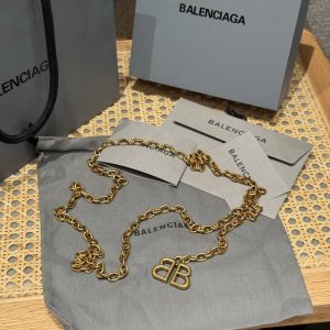 巴黎世家Monaco链条腰带 monaco做旧金色黄铜链条腰带 亮相于品牌届2025春季系列Look37. 尺寸 长度120Cm