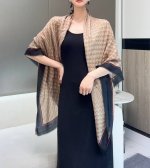 Gg马衔扣羊绒方巾140 羊绒方巾 采用经典Gg图案搭配黄色马衔扣印花和纯色镶边 尽显大方优雅的气质 Gg图案致敬品牌创始人Guccio Gucci不平凡的经历