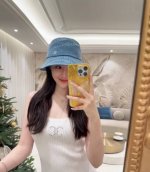 chanel香奈儿新款牛仔蓝复古款式棒球帽 节假日旅游带它出去美美哒 中古款哟.这种帽子不容易撞款 现货