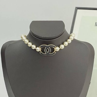 香奈儿项链热销爆上新 Chan 25 复古黑金珐琅双C珍珠Choker 黑金配色经典双C耐看大气，华丽又复古 珍珠饱满且光泽度非常好，让人一眼就能感受到它的高贵