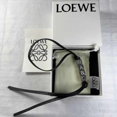 Loewe罗意威字母串珠挂件 串珠是自配的 有字母Abc元素 大地色系 很百搭的颜色