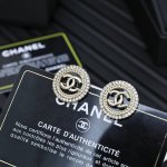 Chanel镂空圆钻双C耳钉 这一季必入单品背面手工拉丝纹路工艺非常的精致 浅金色太高级了强烈推荐自留
