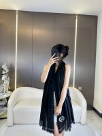 爆款到货 香奈儿 匠品巨作必须收的款 相信大家一直也都有看过这款围巾 因为这个订单工艺超级复杂 四周银丝线边框 银丝都是日本进口再跟纱线合股 围巾通身是非常细小