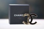 p260新品上新 chanel 浅金黑金珐琅双C胸针 高级感满满，而且我觉得这款真的超级好搭配，也许有其他22B胸针看上去比这款好看设计特别些，可是一旦配搭在衣