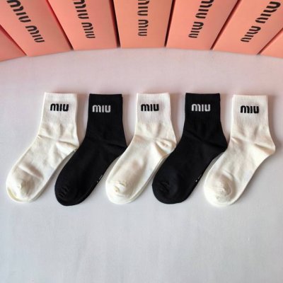 特 配包装 miumiu 缪缪 新款经典中长款堆堆袜袜子 一盒五双 专柜同步筒袜袜子 大牌出街 潮人必备超好搭