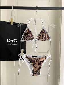 Dg新款分体式泳衣适合多种场景的游泳衣 海边 游泳池 温泉 水上乐园 漂流都可以内搭外穿也完全可以 面料 透气舒适 速干弹性的游泳衣更加帖肤易清洗 码数 S M