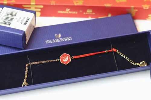 新年到 新年款 Swarovski 花开耀吉 红色天鹅手链 红耀新年！能量满满！万事吉祥 祝 祈愿新年万事吉祥！福禄临门 这款雅致的套装采用花卉图形设计，红色密