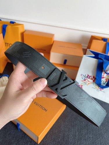 lv Shadow 腰带拥有 Monogram Shadow 皮革的经典风尚和素面皮革的内敛格调，以摩登笔触焕新男士衣橱