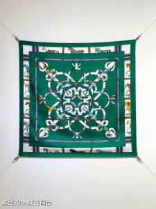 Shms2508 18姆米双面 90X90Cm斜纹真丝 爱马仕 金质马刺与骏马的披挂叠印版