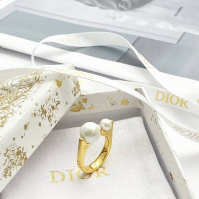 编码R050 Dior戒指热销款火爆上新 迪奥几何造型双珍珠开口戒指 金色饰面金属环圈设计散发图形风格 两侧携刻以Cd标志，一大一小的两颗珍珠点缀开口 几何线条