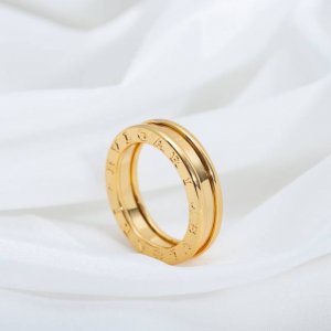 p价 Zero1单环无钻戒指 尺寸56789美号 有三种颜色 白色 玫瑰色和黄金色 买玫瑰金的人比较多 但是个人最喜欢黄金色 很显手白 相比卡家的单环戒指 这款