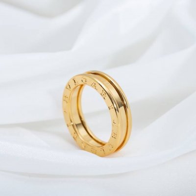 p价 Zero1单环无钻戒指 尺寸56789美号 有三种颜色 白色 玫瑰色和黄金色 买玫瑰金的人比较多 但是个人最喜欢黄金色 很显手白 相比卡家的单环戒指 这款