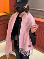 Dior巴黎时装展商务男士女士羊绒围巾代工厂p臻选上乘的超细羊绒纤维 进行纯手工精梳处理 耗时耗力 再以清泉水浸泡涤荡 使羊绒纤维呈现出独特的蓬松质感 手感才如