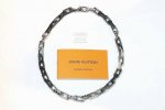 新品 Lv 镶钻黑白竹节 淬火情侣项链 Monogram Chain 项链为粗犷工业风格链环镂刻品牌经典图案，挥洒舒朗刚毅的美学风范。璀璨人造水晶辉映色彩和质感