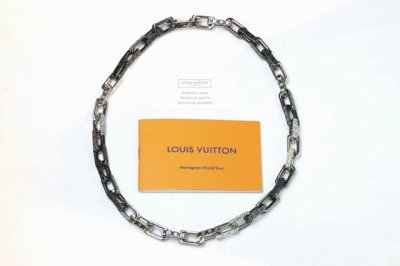 新品 Lv 镶钻黑白竹节 淬火情侣项链 Monogram Chain 项链为粗犷工业风格链环镂刻品牌经典图案，挥洒舒朗刚毅的美学风范。璀璨人造水晶辉映色彩和质感