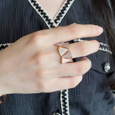 V金材质 码数5678 厚实版 Bv宝格丽高级白贝母扇形裙子戒指 高端定制火爆专柜 进口扇形裙子 原版Logo好美腻百搭款