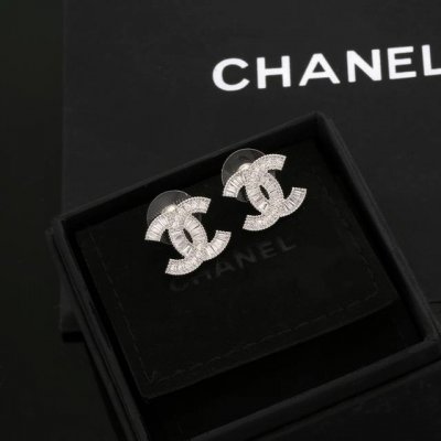 chanel 香奈儿经典双C耳钉 这款随意搭配都是非常好看百搭时尚单品 日常款 很修饰脸型 很上档次的 很优雅气质 耳钉