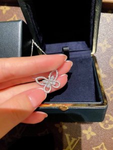18*14Mm 14*12Mm 幻影蝴蝶 做镂空仙子能够成就你成为高级仙子♀的设计镂空蝴蝶满钻Buling~Buling~ 整个蝴蝶纤细立体，蝴蝶造型比例极具美