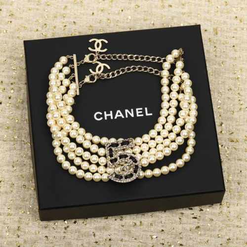 我们出品 量大咨询客Fu Ch Nel⑤号多层珍珠Choker 非常重工，我们一致致Zp，黄铜材质，链条全部订制的，每个字母的棱棱角角跟足Zp来，钻跟也是一致Z