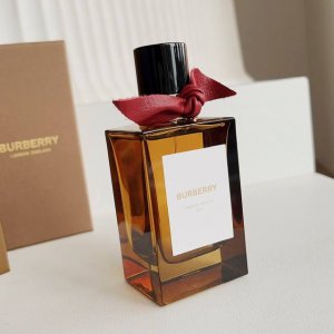 巴宝莉Burberry 高定香水 琥珀石楠 Burberry琥珀石楠，我愿称之为琥珀香之神 喜欢木质调的姐妹。这款真的值得购入！ 非常纯粹好闻琥珀香、味道会偏甜