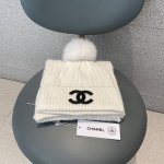 Chanel香奈儿 羊毛套装帽子-带狐狸毛球 经典套装帽子！帽子围巾！暖暖哒超级舒服～冬日小姐姐减龄神器哦～这个冬天你就差这么一套套装帽子啦～又保暖又时尚！男女