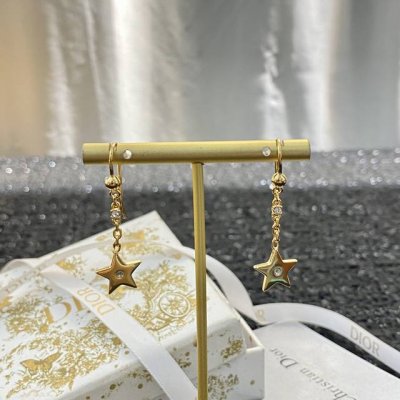 编码E19 0237825 迪奥耳钉热销款火爆上新 Dior 星星18K金小耳环 ♀做工精致，优雅不失灵动的一款 精致百搭，活动起来星星耳坠也很灵动