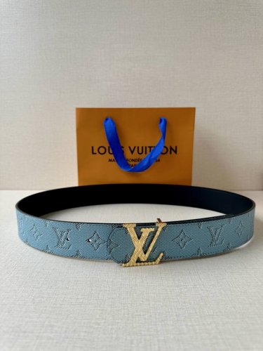 特 4.0宽 Lv Dimension Monogram H Ritage 双面腰带拼接素净皮革和 Monogram 涂层帆布 呈现经典设计的崭新演绎 品牌元素