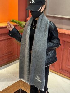 emporio Armani。Ea阿玛尼。秋冬新品，男士羊绒围巾。，无敌贴身质感，弹力极好，超级搭配王，Ea每年必出的经典基本色。适用任何场合都不落熟套。尽显男