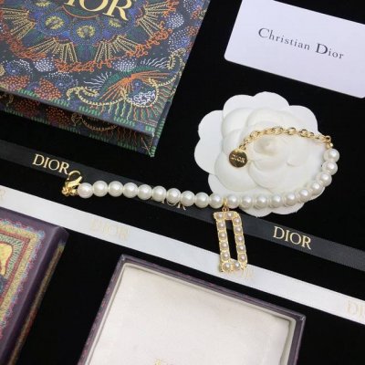 迪奥新款 Dior手链 本季度最火爆时尚单品 经典与流行 经典是不管时间如何变化 它也能成为时尚的代言词 专柜铜材质