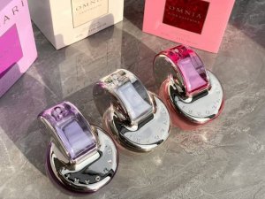 专柜品质 Bvlgari Omnia AméThyste宝格丽紫晶女士淡香水 65Ml 创作主题源自意大利文艺复兴时期绘画中最常见的鸢尾花，塑造出柔和且多变的木