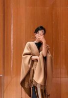 Burberry 史上最牛掰的原单货，全真皮包边配饰斗篷外套。这款披肩效果很难织造而且颜色采用的是今年流行的美拉德色系，无论是印花还是纹理工艺非常考究，不买它买