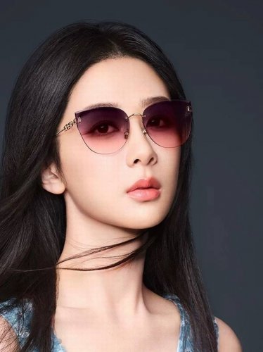 尼龙偏光系列 爱马仕无框太阳镜墨方框设计，不挑脸型，无论搭配大衣还是连衣裙都非常显气质尼龙偏光镜片预防紫外线 型号：H7388