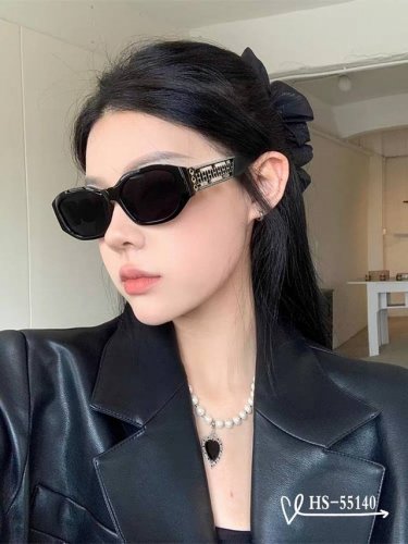 爱马仕-Hermes . 宝丽来树脂偏光镜片 . Tr90镜架轻便佩戴舒适 . Size：59-13-147， . 新款太阳镜减轻强光负担，遮挡有害光线防辐射，